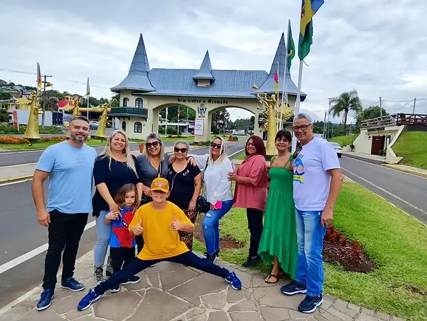 Foto no pórtico de Gramado durante o transfer